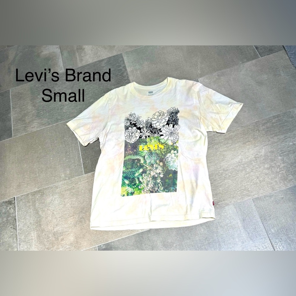 Levi’s Women Graphic flower shirt